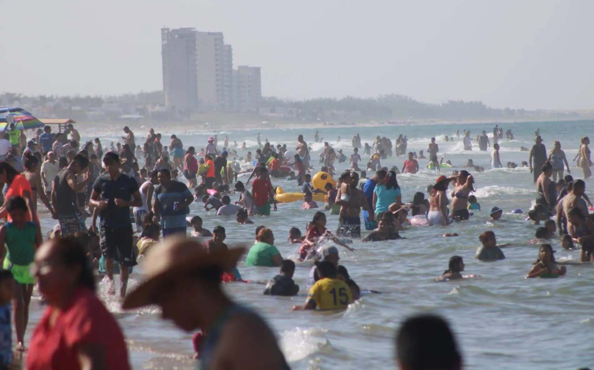 Palaperos de playa Miramar apoyan a familia regiomontana a la localización de su hija tras perderse en playa Miramar